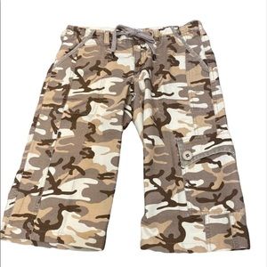 𝅺JOIE Camo Print Low Rise Cargo Shorts Capri Brown Womens Sz 2 Pockets Y2K
